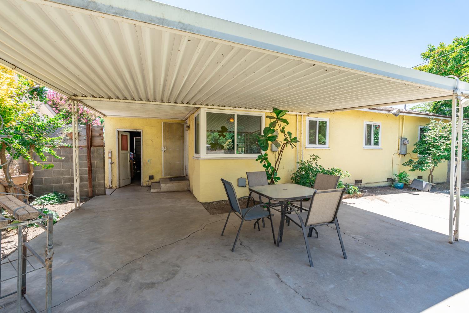 1026 W Dayton Ave, Fresno, CA 93705