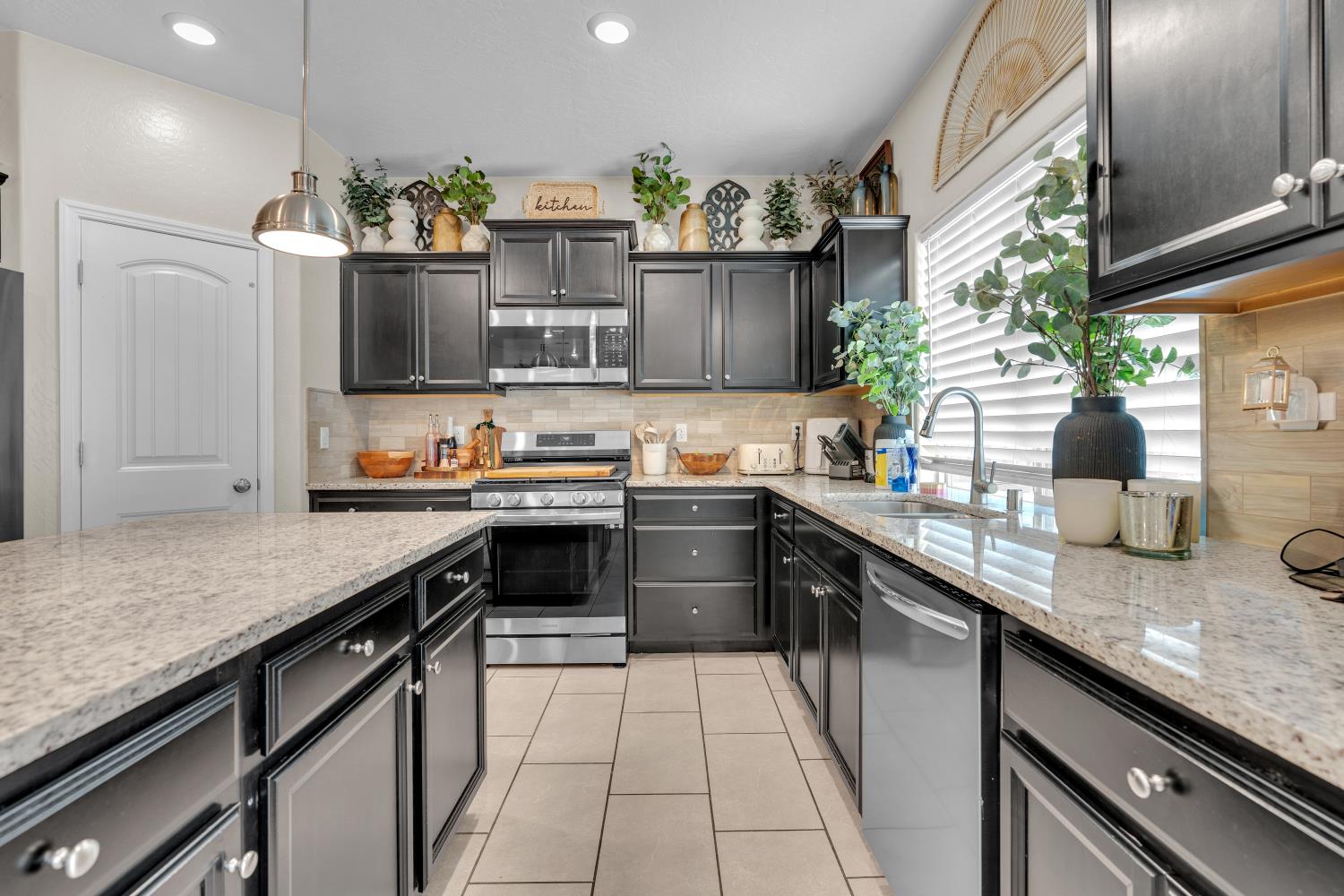 5955 E Belgravia Ave, Fresno, CA 93727