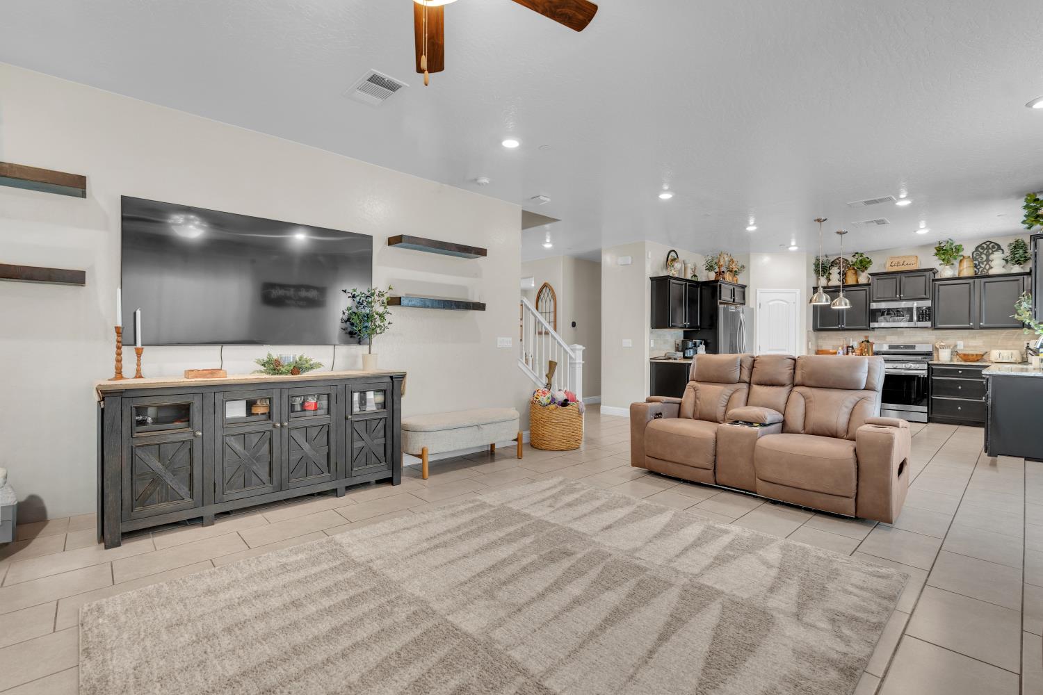 5955 E Belgravia Ave, Fresno, CA 93727