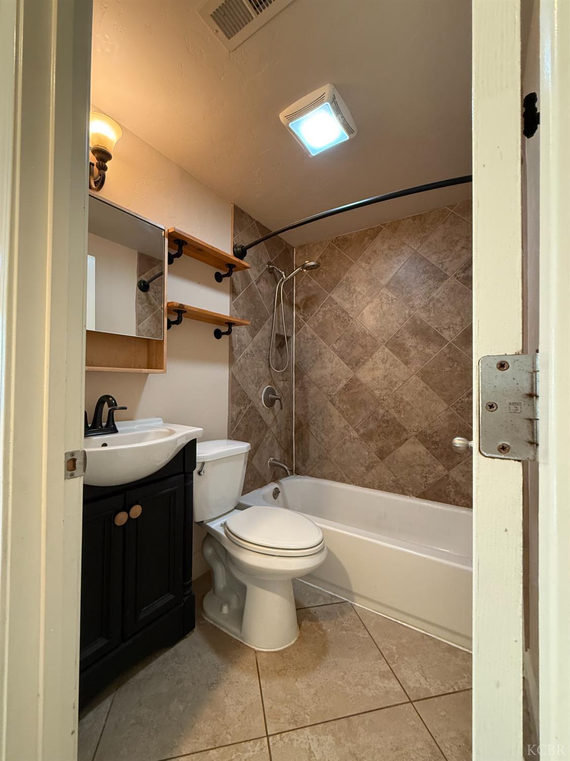 1463 Rowell, Fresno, CA 93703