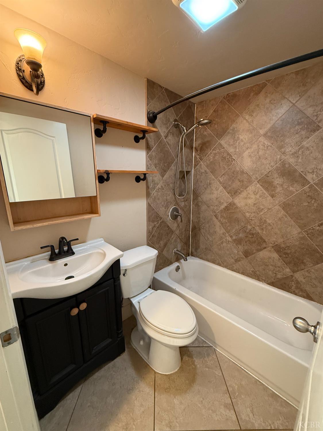 1463 Rowell, Fresno, CA 93703