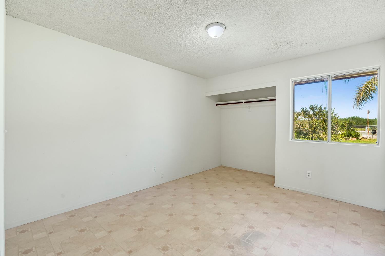 7990 S Mcmullin Grade, Fresno, CA 93706