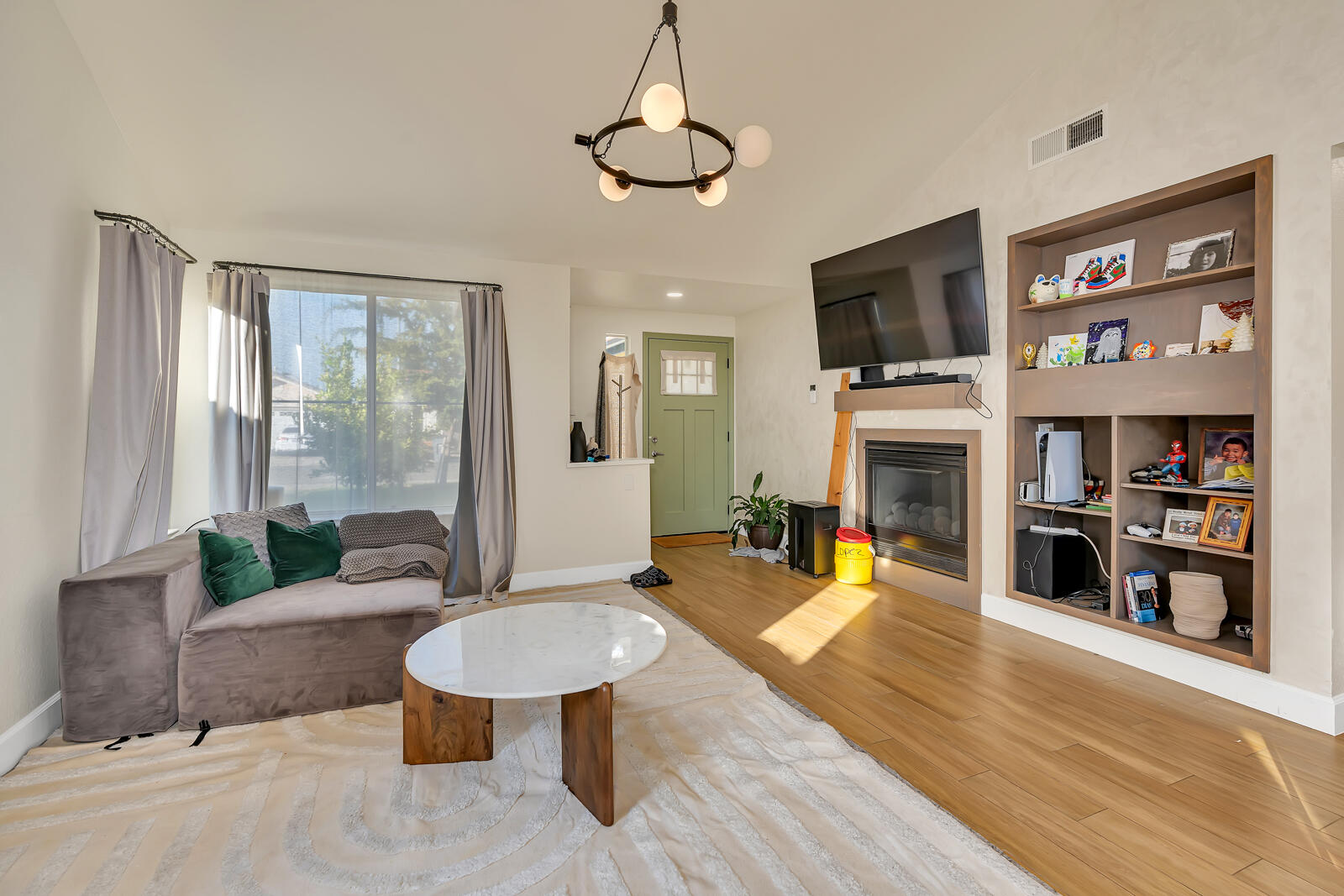 4239 W Cambridge Ave, Fresno, CA 93722