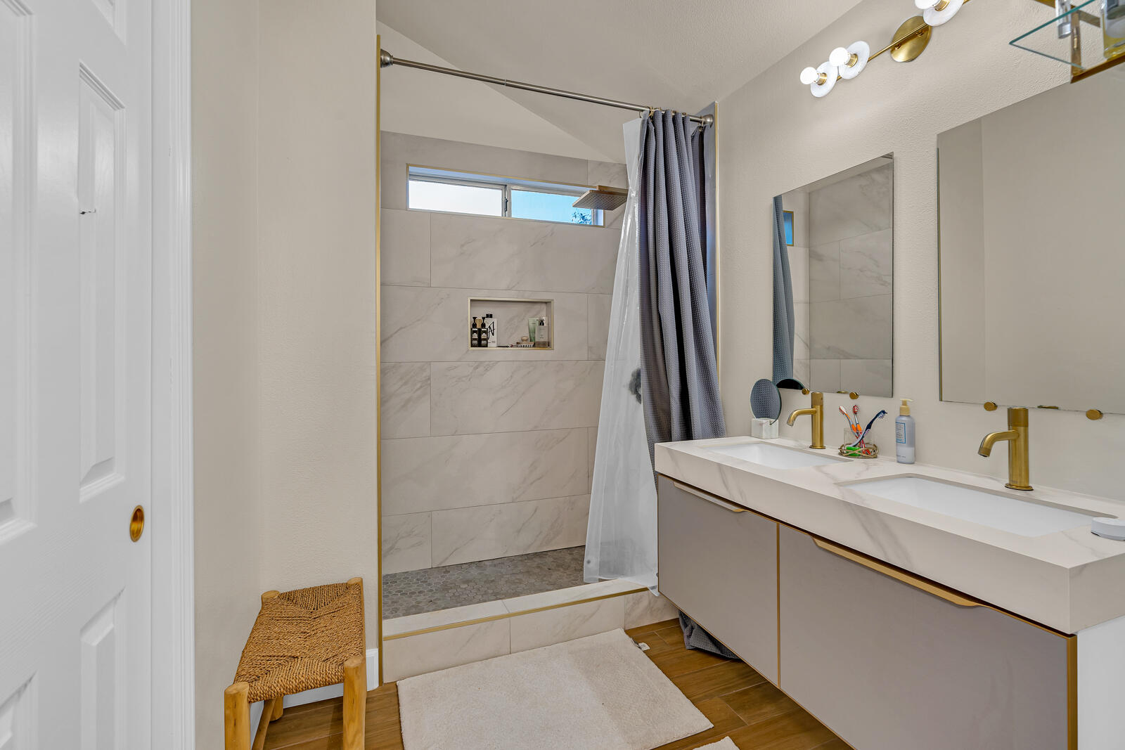 4239 W Cambridge Ave, Fresno, CA 93722