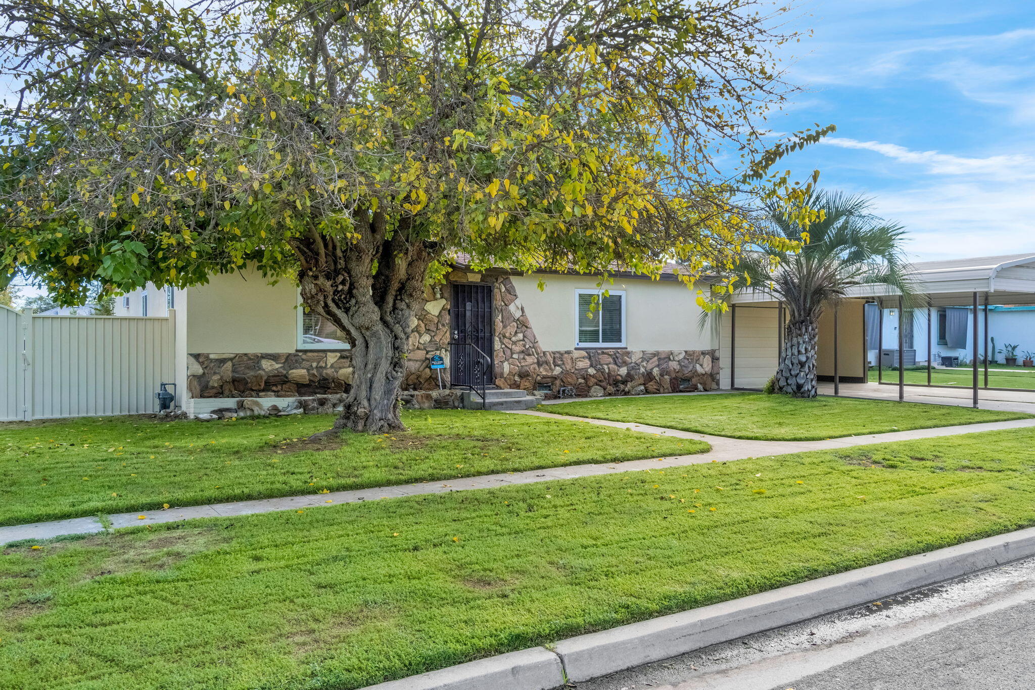 6048 N Del Mar Ave, Fresno, CA 93704