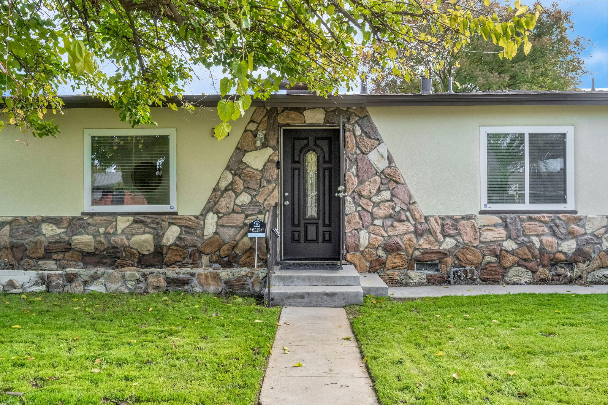 6048 N Del Mar Ave, Fresno, CA 93704