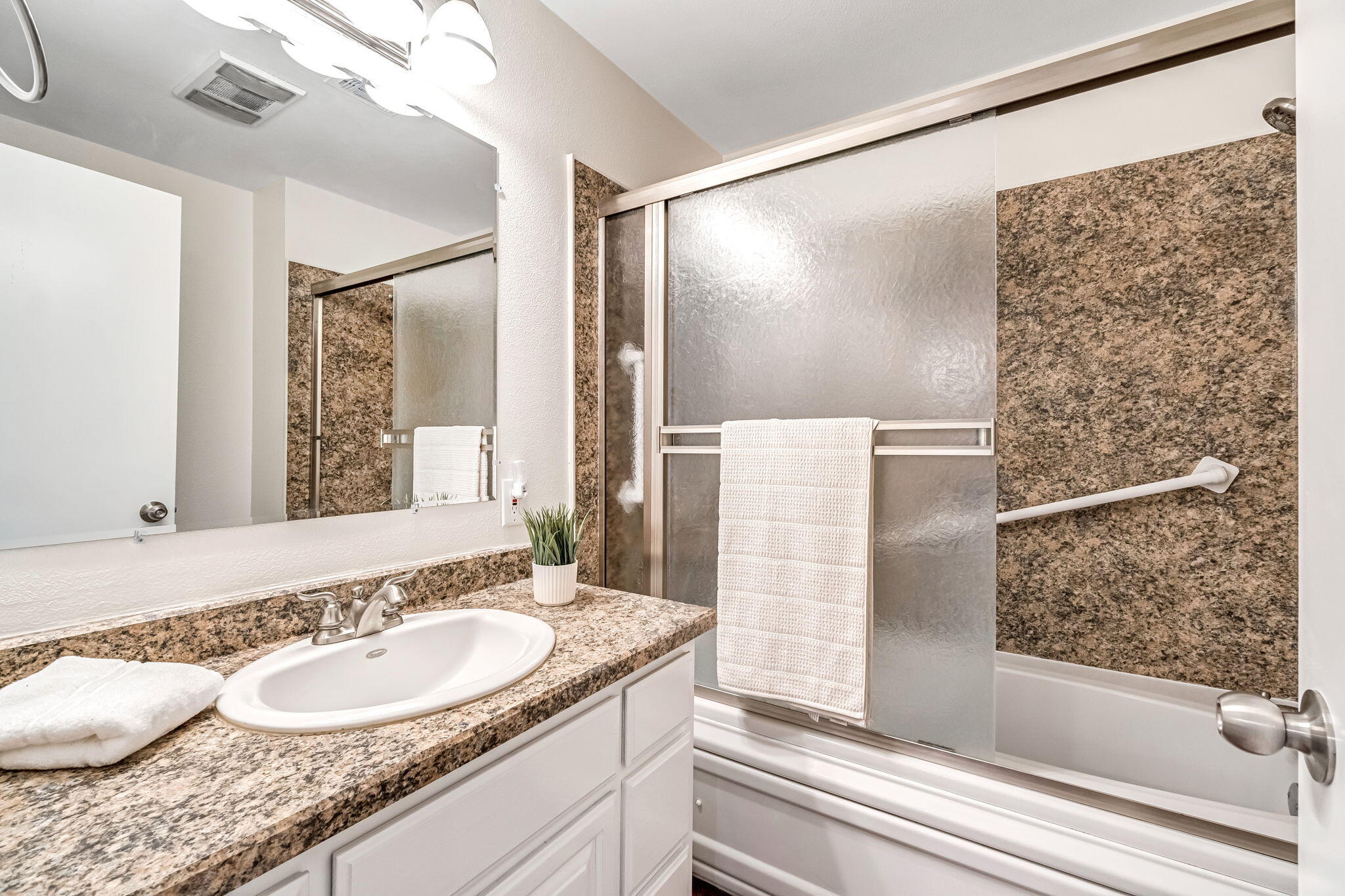 6048 N Del Mar Ave, Fresno, CA 93704