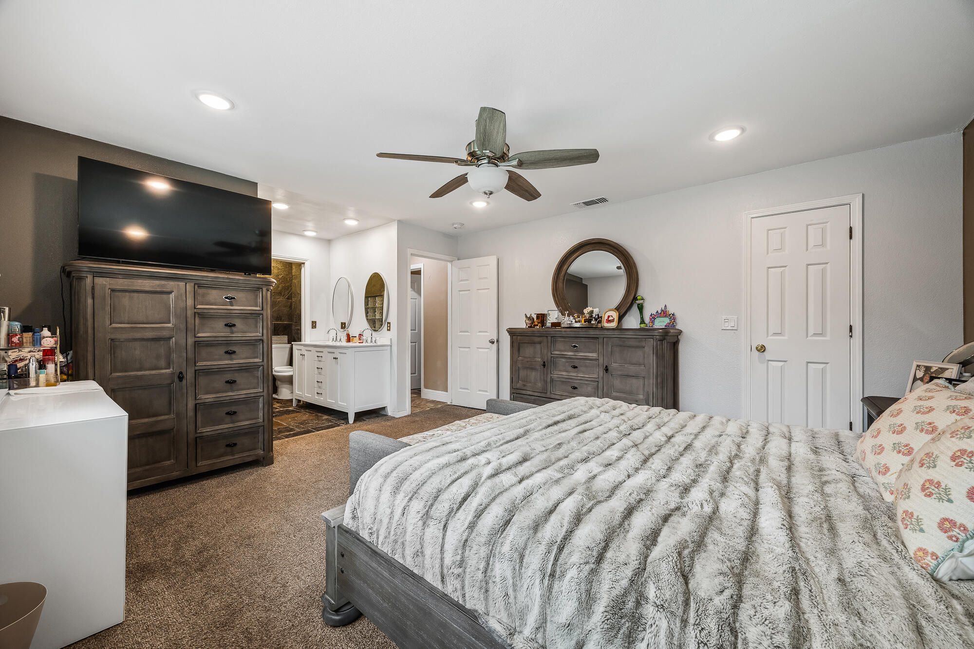 547 W Gettysburg Ave, Fresno, CA 93705