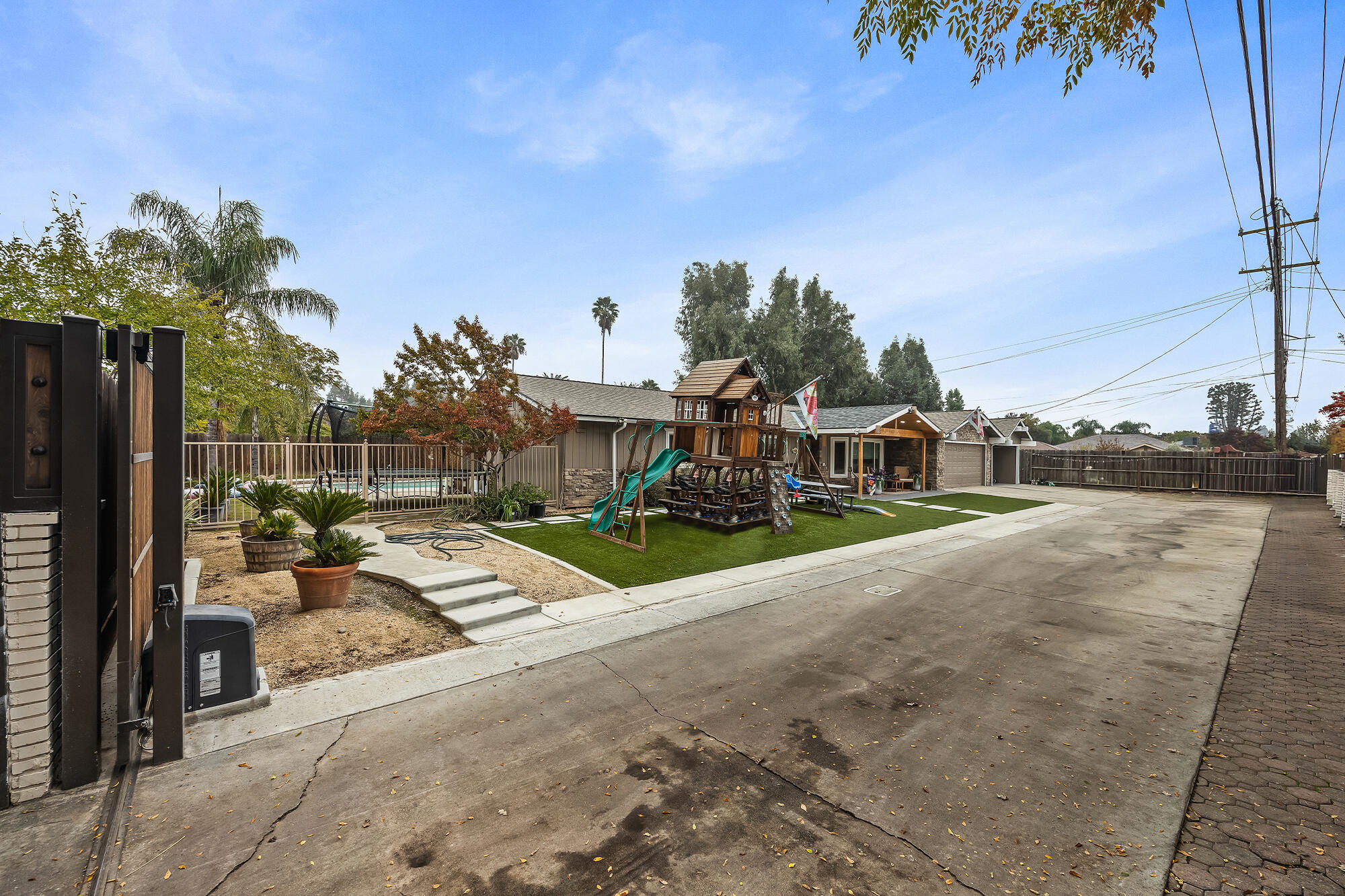 547 W Gettysburg Ave, Fresno, CA 93705