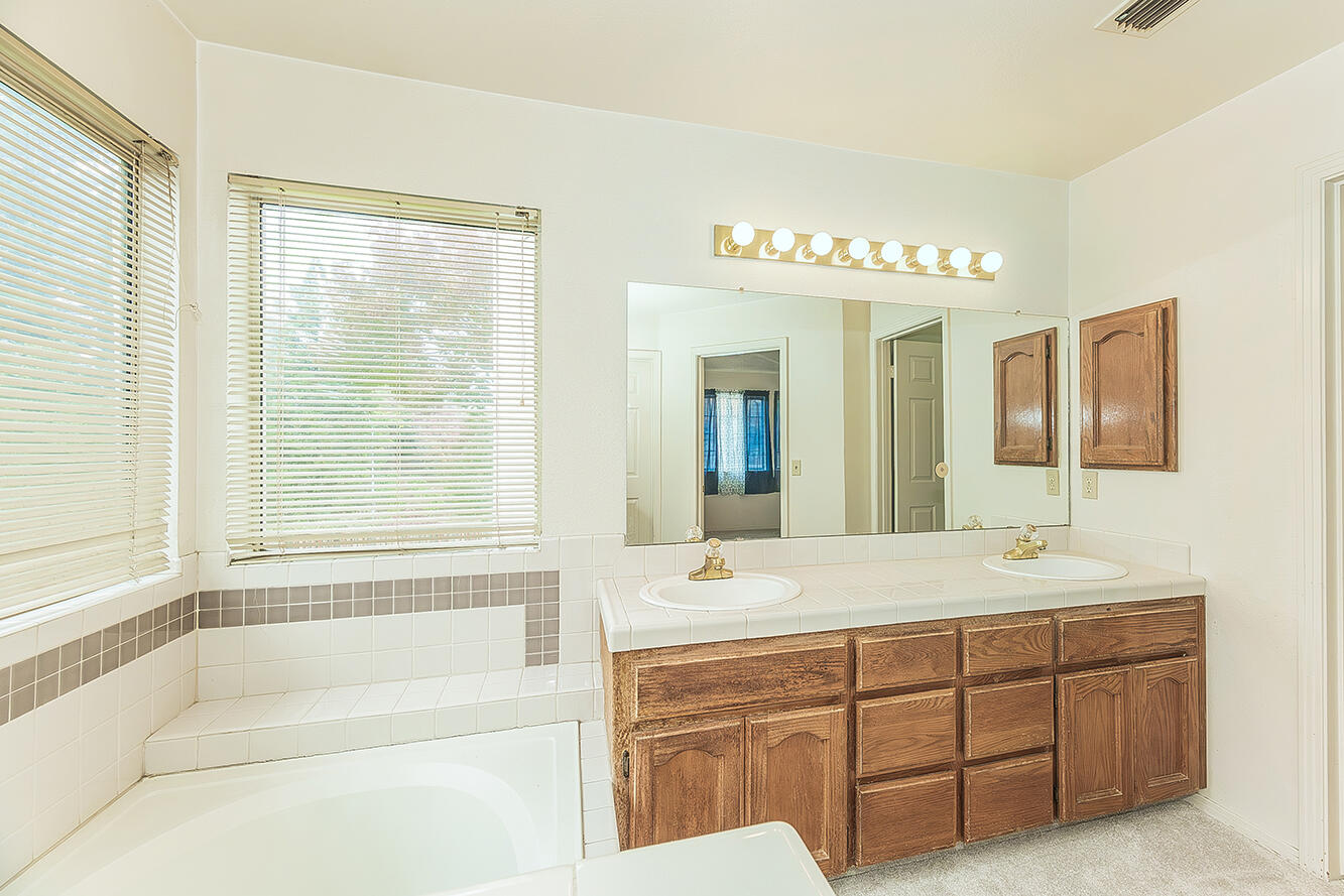 9659 N Shenandoah Ln, Fresno, CA 93720