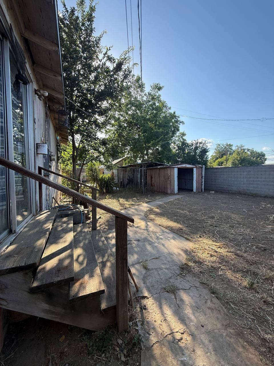 1129 E Nevada Ave, Fresno, CA 93701
